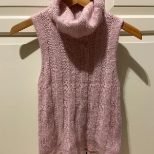 Rosa stickad ärmlös polotröja - Rosa stickad polotröja utan ärmar. Jättefin men lite stor på mig tyvärr💕