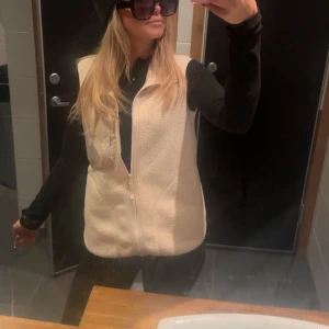 Beige fleeceväst - Fick den i julklapp och använde en gång i Sälen! Säljer nu för den inte kommer till användning <3 den är i storlek 170 herr men är stor på mig som har XS