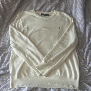 Vit tröja från Polo Ralph Lauren - Säljer en stilren vit tröja från Ralph lauren, strl M, köptes helt ny för 1 år sen och används max 5 gånger så mycket bra skick | vit eller något krämvit kanske | 8% Cashmere, 92% bomull 