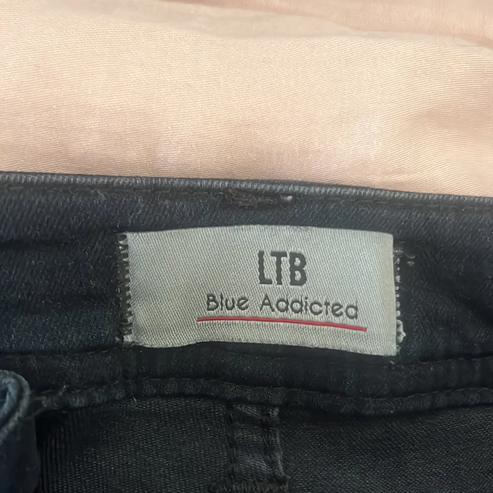 Säljer dessa assnygga jeans från LTB! De passar mig perfekt i längden men är tyvärr förstora i midjan så därför kommer de inte till användning! De är strl 27/34 men väldigt stora i midjan! Jättebra skick! Tveka inte på att skriva om du har nån fråga!💓(de är mörkblå men ser mer svarta ut) köpta för ca 800. Farkut & Housut.