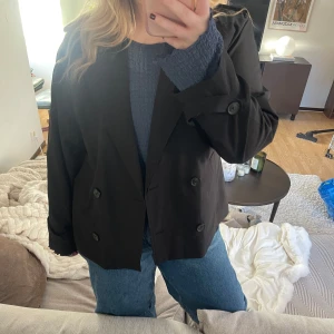 Svart trenchcoat  - jättefin trenchcoat som är använd en gång bara. den är från vero moda