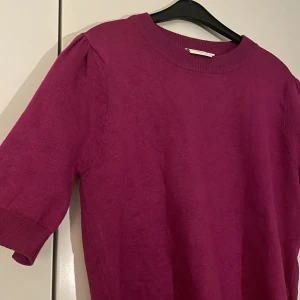 Cerise tröja från Saint Tropez - Säljer en cerise tröja från Saint Tropez i storlek M. Tröjan har korta ärmar och en rund halsringning med ribbade kanter. Perfekt för en färgglad look! (Har endast använt den 1 gång och den passar mig som oftast har S i storlek!)