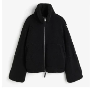 Svart teddyjacka med dragkedja - Mysig eftertraktad svart teddyjacka perfekt för när det är kallt. Jackan är från H&M i storlek M och är endast använd 1 gång❣️