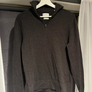 Merinoullströja - These Glory Days - En merinoullströja från these glory days i Storlek Small. Köpt på volt. Sparsamt använd och i gott skick. Pris kan diskuteras vid snabb affär. Vid frågor bara att höra av sig!