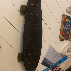 Skate bord i bra skick - Hej! Säljer denna skateboard för att jag inte andvänder den längre men den är i bra skick och funkar bra!