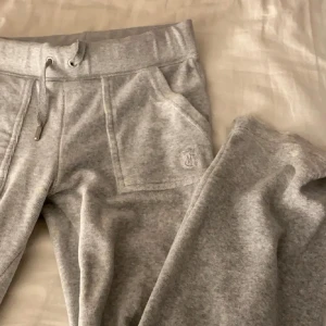 Ljusgrå juicy couture byxor  - Snygga och bekväma grå juicy couture mjukisbyxor med snörning i midjan. 