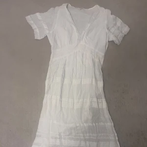 Sommarklänning  - En lång vit klänning från Dobber. Köpte på MQ för 999kr. Har använts max 3 gånger. Skicka för mer bilder eller frågor🥰 pris går att diskutera
