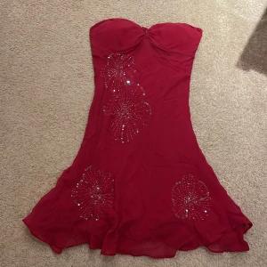 2000’s klänning - Säljer då jag aldrig använt den💕 Klänningen är i bra skick och den har även två band som man knyter runt halsen (se bild 2)