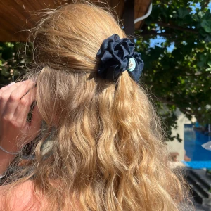 Liten hårklämma med mörkblå blomma  - En perfekt hårklämma för att sätta upp håret med stil. 🌼