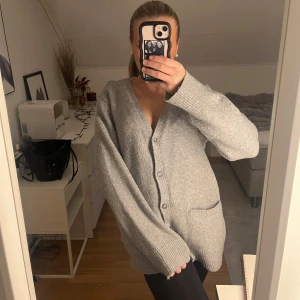 Grå kofta med knappar - Mysig grå kofta med knappar framtill och två fickor. Köpt på bik bok och knappt använd så den är som ny. Oversized mysig tröja, skriv för fler bilder eller frågor 💕