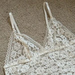 Vitt spetslinne - Säljer detta vita spetslinnet i xs, passar även s 💗aldrig använt!