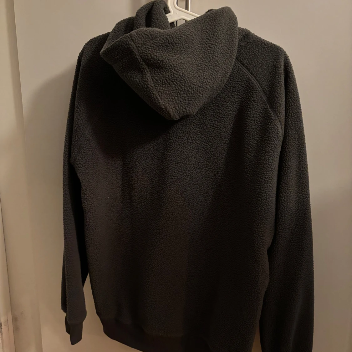 Grå fleece hoodie från Les Deux - 90