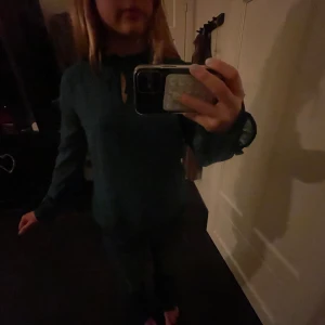 Mörkgrön blus - Säljer en mörkgrön blus från next fick den när jag fyllde år men har ingen användning för den skriv gärna om ni vill ha mer bilder 