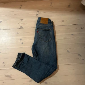 Levis 511 W29, L 30 - Riktigt feta 511 som är i fint skick. Visst, de har ett par hål längst ner, men vilka jeans har inte det? Som sagt så märker man inte hålen där nere om man inte kollar väldigt nogrant. Annars så är det inga andra hål. Hör av er vi minsta lilla intresse. Pris kan diskuteras.