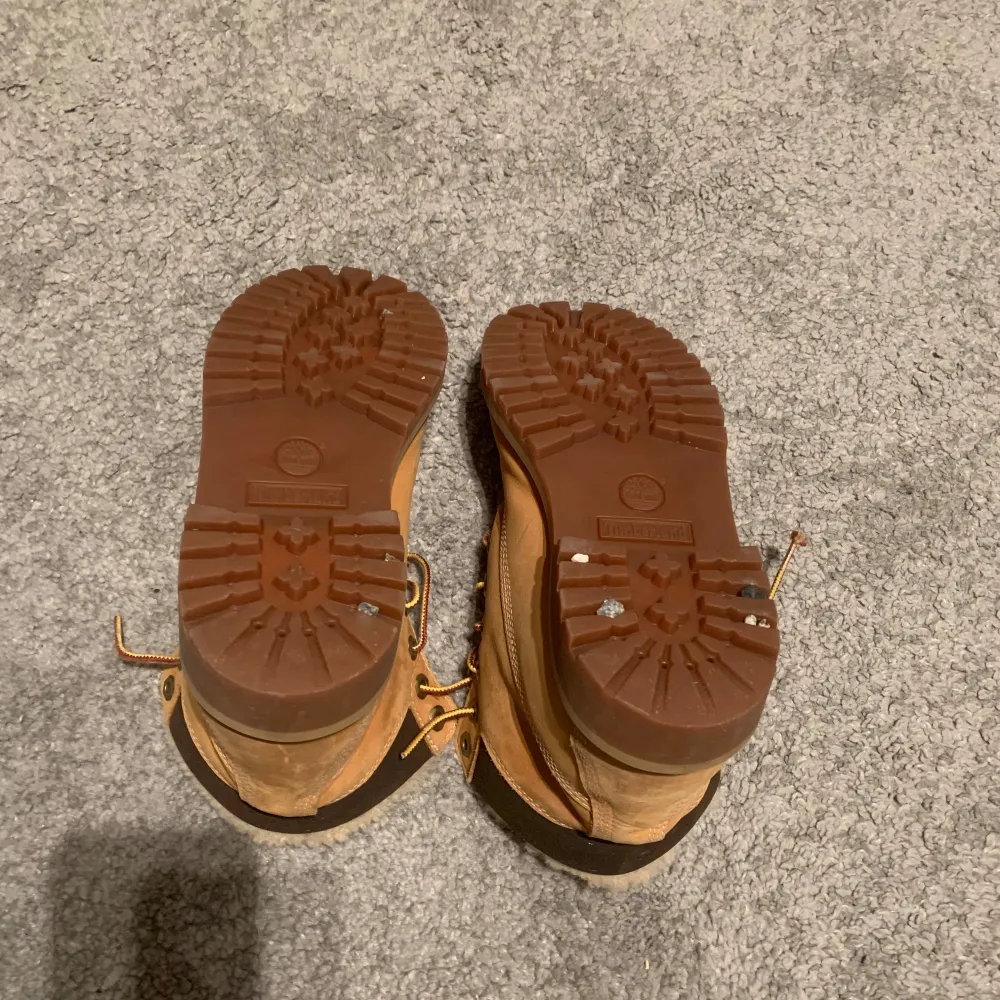 Säljer ett par robusta bruna kängor med snörning och varmt foder från märket Timberland. Perfekta för kalla dagar med sin slitstarka sula och bekväma passform. Storlek: 39.. Kengät.