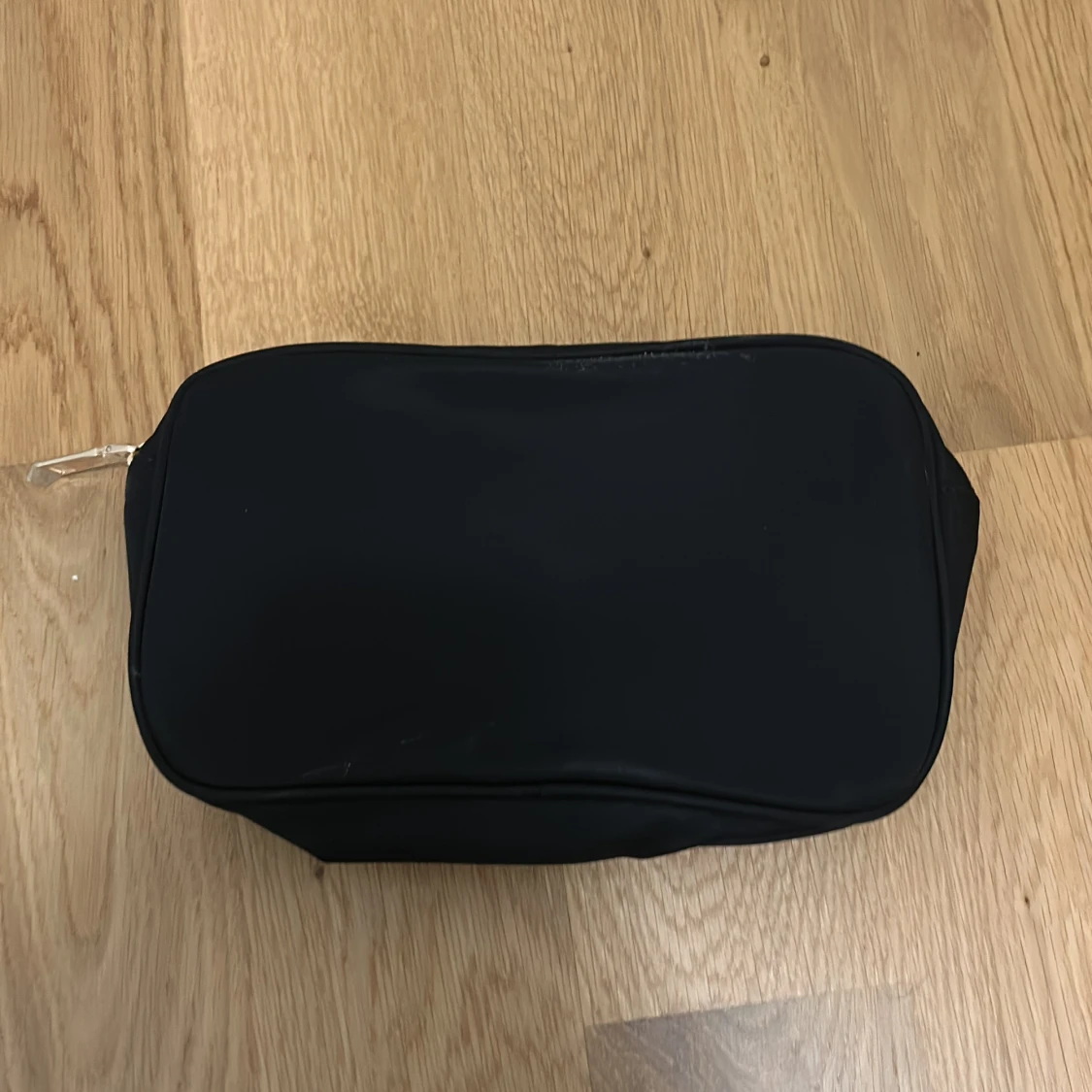 Jättefin svart necessär med texten LOVE - 1