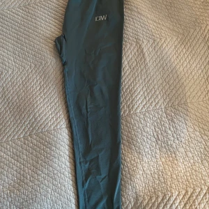 Gröna tights från ICANIWILL - Snygga gröna tights från ICANIWILL, perfekta för träning. De har en tight passform och är tillverkade i ett stretchigt material för optimal rörelsefrihet. 