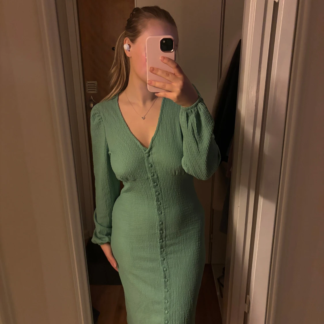 Grön ribbad klänning med knappar