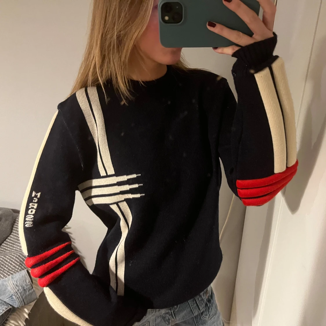 Marinblå med vita och röda detaljer - 90