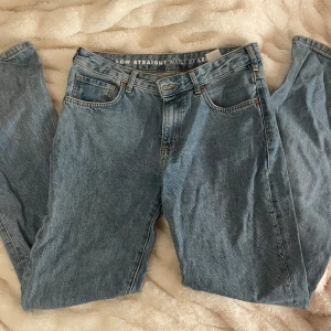 Straight jeans - Säljer dessa jeans i straight leg modell, jättebra skick. Står att de ska vara low waist men skulle mer säga mid waist. Säljer på grund av att de inte längre kommer till användning. 