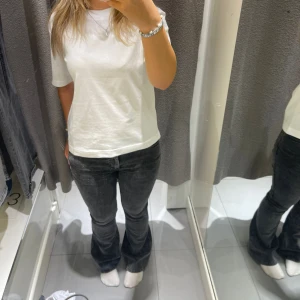 Low waist bootcut jeans  - Grå/svarta low waist bootcut jeans från Ginatricot. Inte använda särskilt mycket och säljer just därför! 