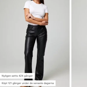 Svarta skinnbyxor - Skinnbyxor från bik bok! Som man kan se på bild 3 har en av ”ugglorna” där man kan ha ett skärp gått sönder, men det syns inte när man har dom på!💞 passar mig bra i längden som är 160cm🫶🏻