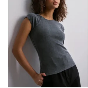 Grå tight t-shirt - Snygg grå tight t-shirt med korta ärmar. Köpt från Nelly men aldrig kommit till användning💕