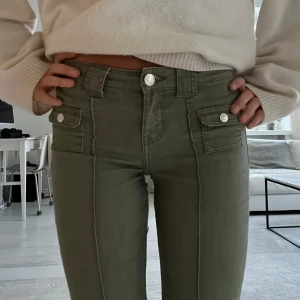 Hm gröna jeans - Gröna jeans ifrån hm i storlek 34. I superbra skick! Pris går att diskutera