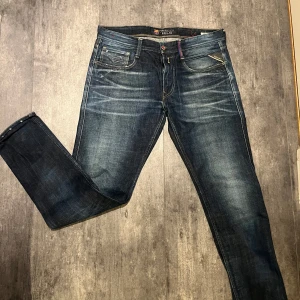 Mörkblå jeans Replay Barcelona edition  - Ett par Replay jeans som är ganska unika som är ett samarbete med Barcelona ( Limited edition) dom är bara använda 5 gånger ungefär så är i bra skick.   Om du har några frågor så är det bara att höra av dig   