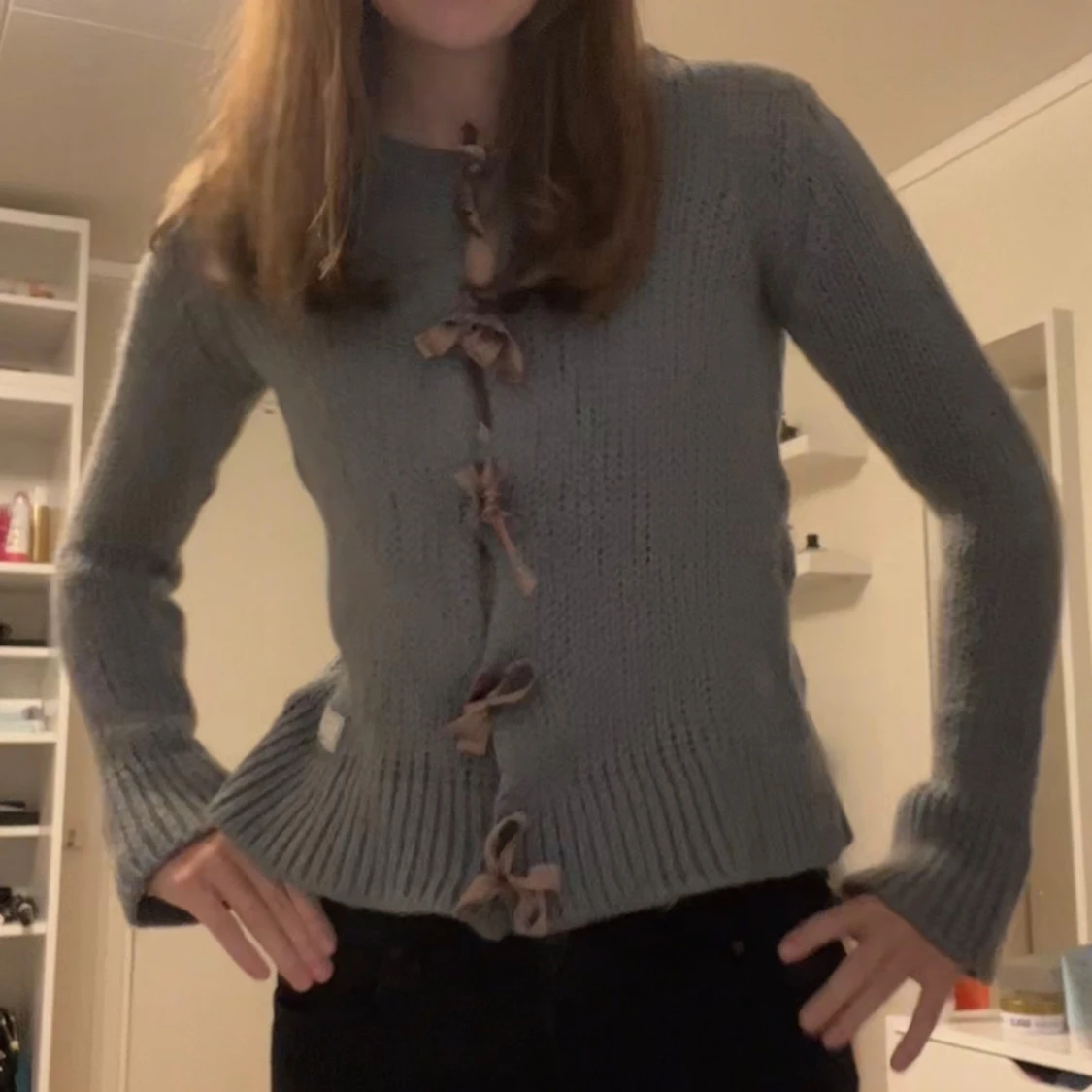 Grå stickad kofta med rosetter - 91