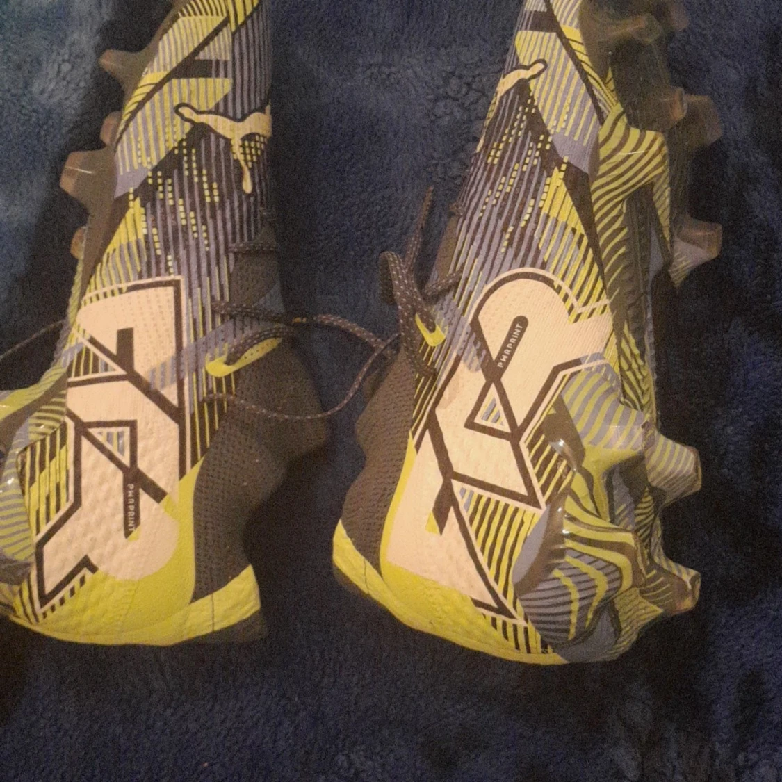 Färgglada fotbollsskor med mönster