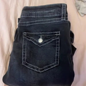 Svarta jeans med vita sömmar från Gina tricot - Storlek 170 från barnavdelningen men funkar som s eller 38 💕säljer för dom inte kommer till användning. Bootcut 