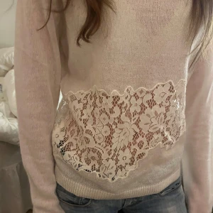 Vit stickad tröja med spetsdetalj - Populär slutsåld tröja ifrån Zara med spetsdetalj över magen. Helt oanvänd med prislapp kvar🥰