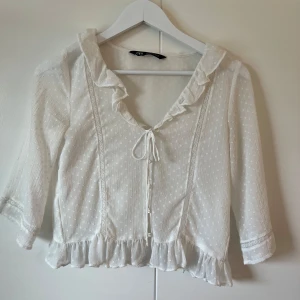 Zara blus  - Blus från zara, fint skick förutom att en knapp saknas💗