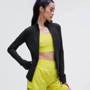 Svart lululemon jacka - Snygg och funktionell svart träningsjacka med dragkedja. Perfekt för träning och aktivitet. Jackan har en tight passform och långa ärmar.