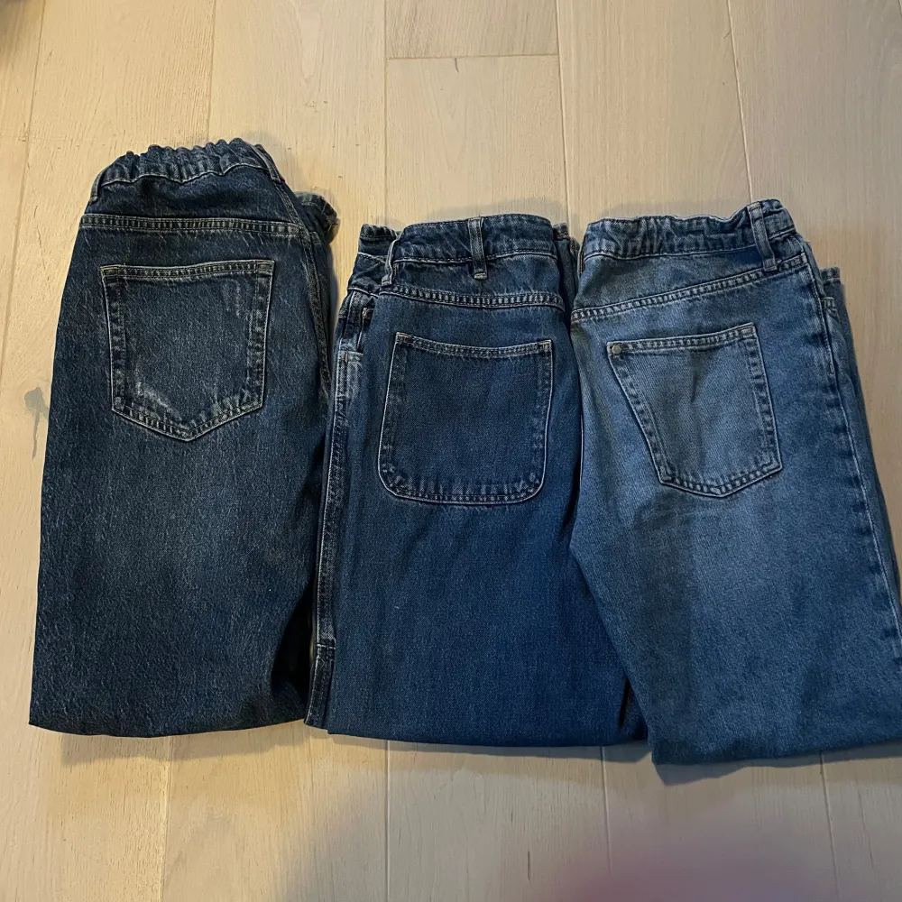 Säljer ett par jeans från Lindex och ett par från H&M. Båda är i blå denim med elastisk midja. H&M-jeansen har en baggy stil med justerbar midja, perfekt för en avslappnad look. Ny skick. Farkut & Housut.