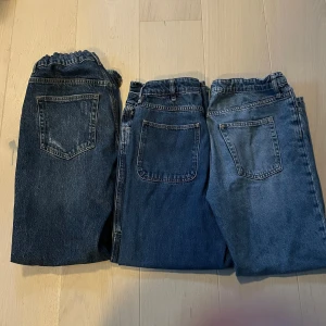 Jeans från Lindex och H&M loose/baggy - Säljer ett par jeans från Lindex och ett par från H&M. Båda är i blå denim med elastisk midja. H&M-jeansen har en baggy stil med justerbar midja, perfekt för en avslappnad look. Ny skick