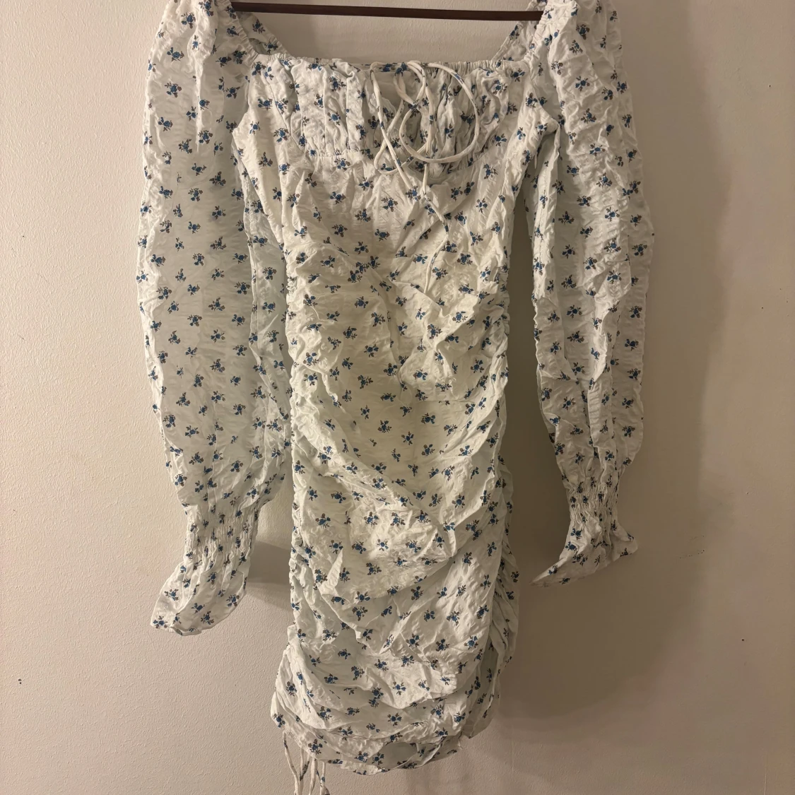 Oanvänd Adoore klänning