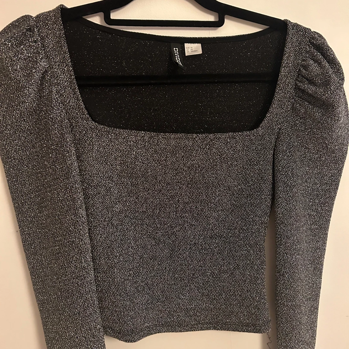 Glittrig silvrig topp från Hm - 90