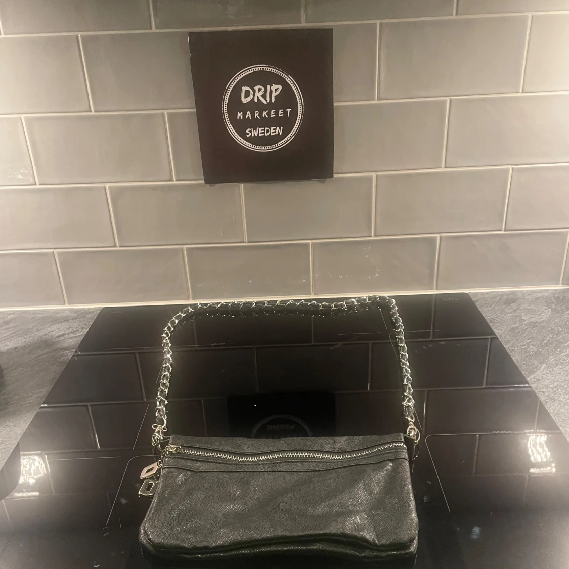 Svart axelväska med kedjedetalj - 91