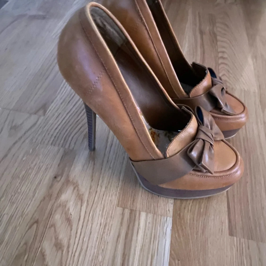 Bruna pumps med rosett - 90