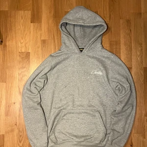 Grå Cortiez Hoodie - Säljer en super snygg Cortiez Hoodie,  skriv gärna vid minsta intresse och vi kan även diskutera pris vid snabb affär✅.                                   Mvh Theo_MW