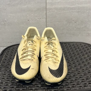 Beige Nike Mercurial fotbollsskor - Snygga beige Nike Mercurial, ingen original box. Om ni är intresserade så kan jag skicka mer bilder på detaljer. 
