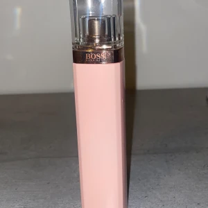 Parfym från Hugo Boss - Parfymflaska från Hugo Boss. Bara testad, med ett fåtal sprut.