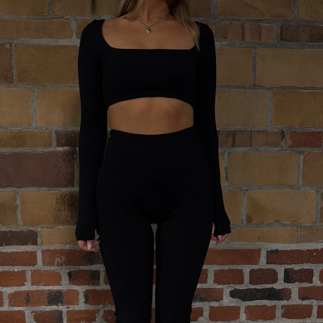 Svart träningsset - kroppad lång ärmard topp med vaddering samt ett par bootcut tights - 90