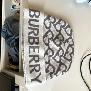 Vit burberry möss  - Snygg mössa burberry möss helt ny snyg mössa