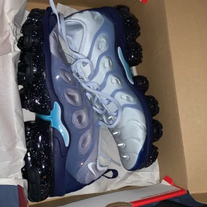 Nike Air Vapormax Plus - Sjukt sköna, bekväma samt snygga skor, har bara använt ett fåtal gånger. Pris kan diskuteras.