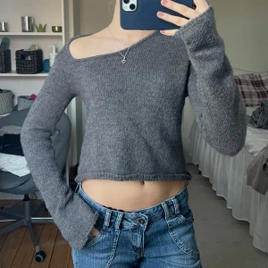 Långärmad topp - Såå snygg stickad tröja med långa ärmar och asymmetrisk urringning❤️Köp! 