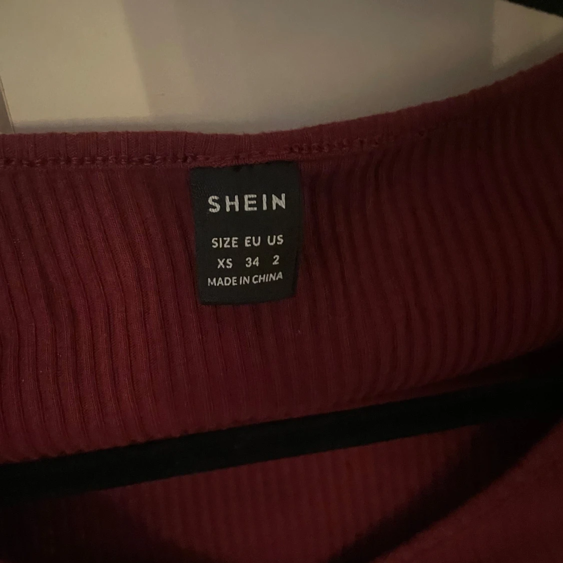 Vinröd ribbad topp från Shein - 92