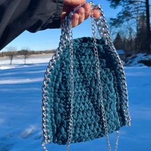 Stella Mccartney liknande väska  - Fin Stella Mccartney liknande väska som är virkad, superfin aqua blå färg💙